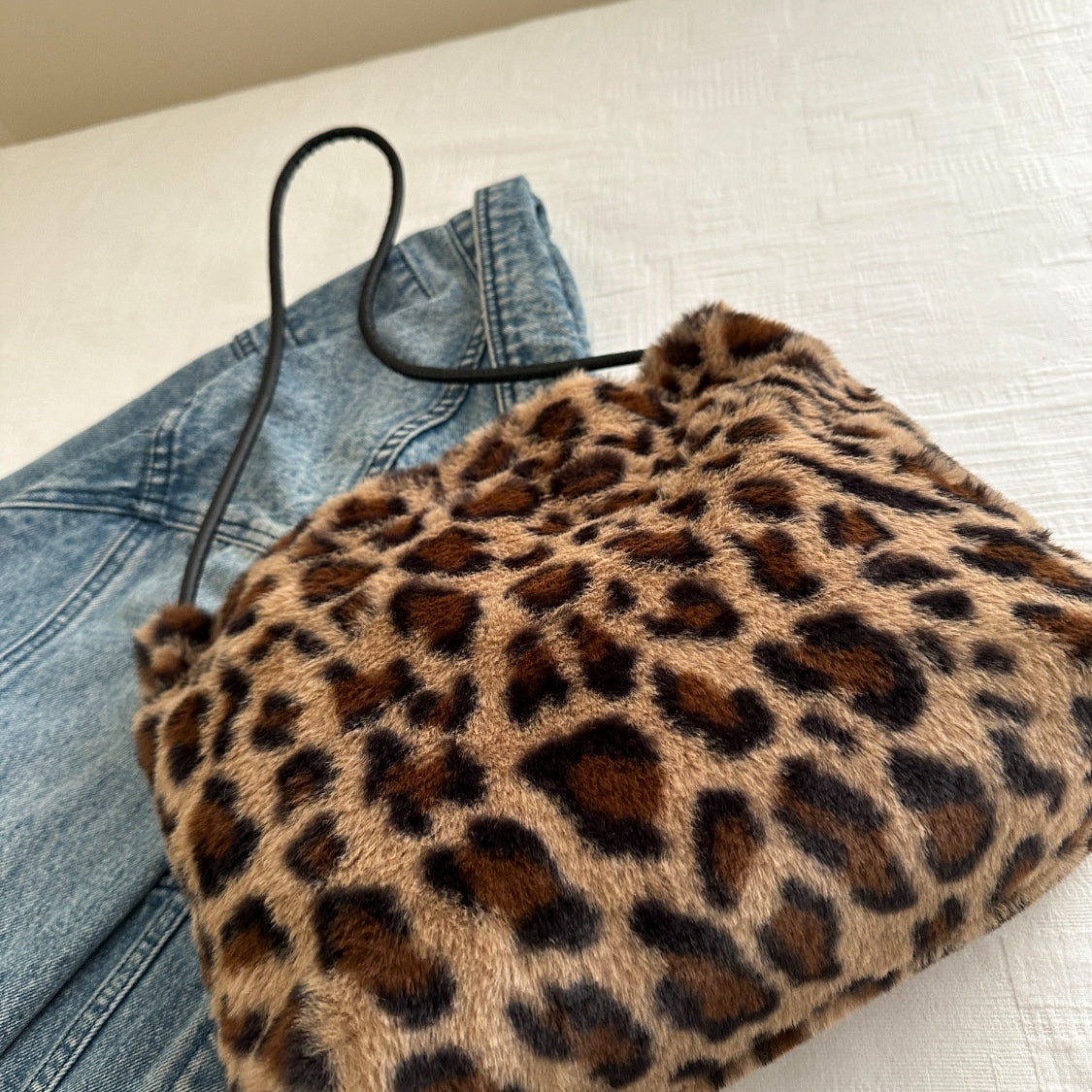 Chic Leopard Furry Shoulder Bag for Trendy Fashionistas