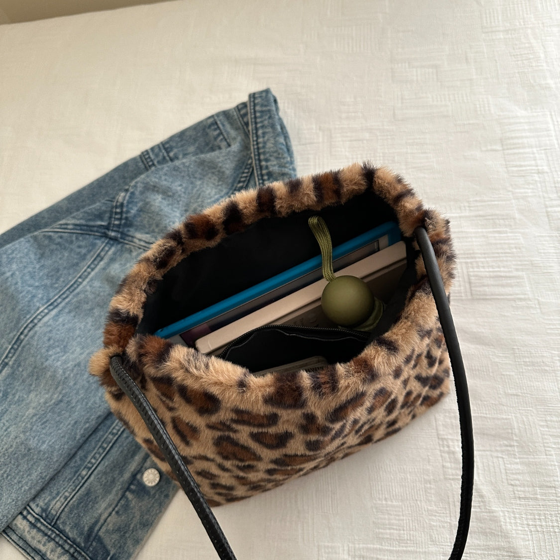 Chic Leopard Furry Shoulder Bag for Trendy Fashionistas