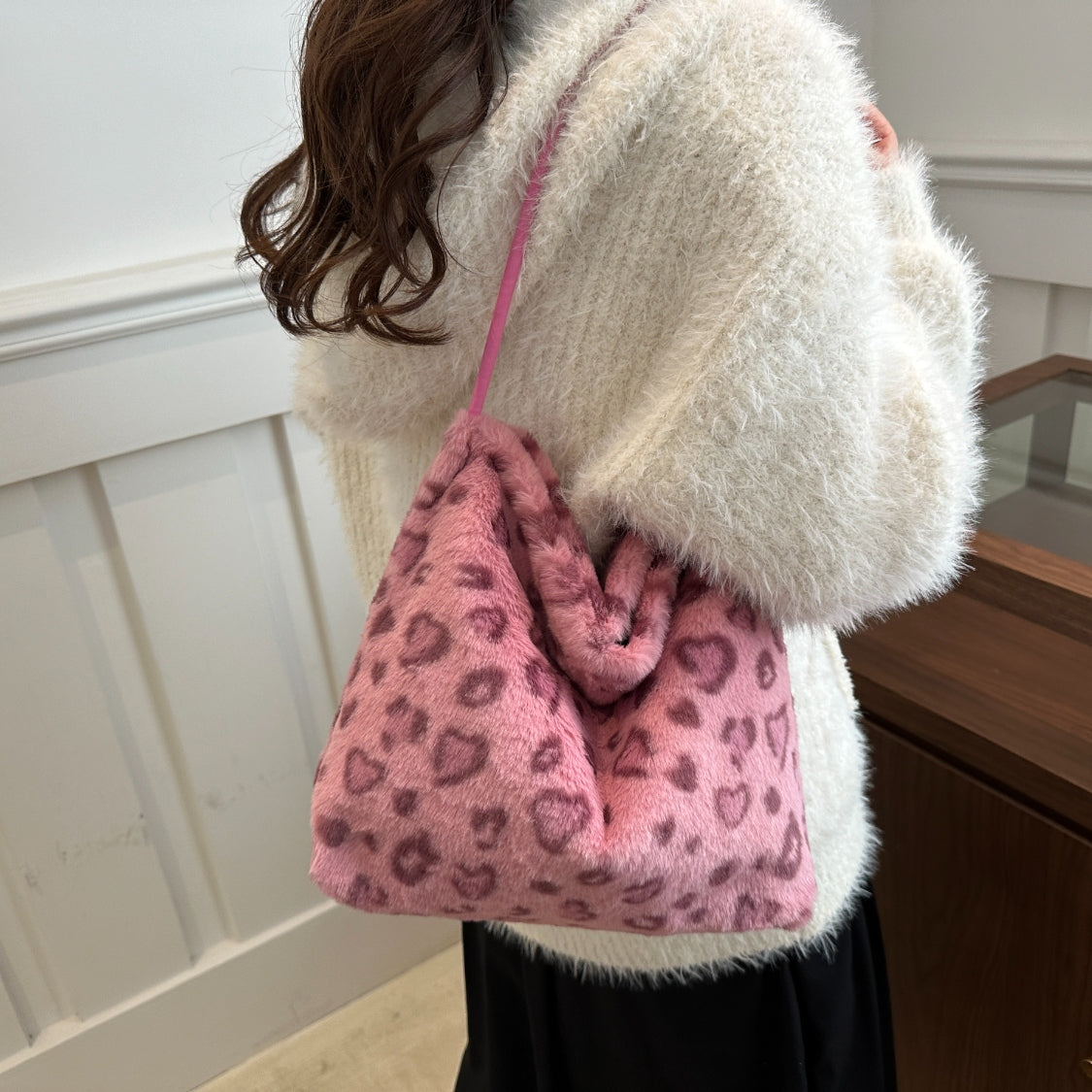 Chic Leopard Furry Shoulder Bag for Trendy Fashionistas