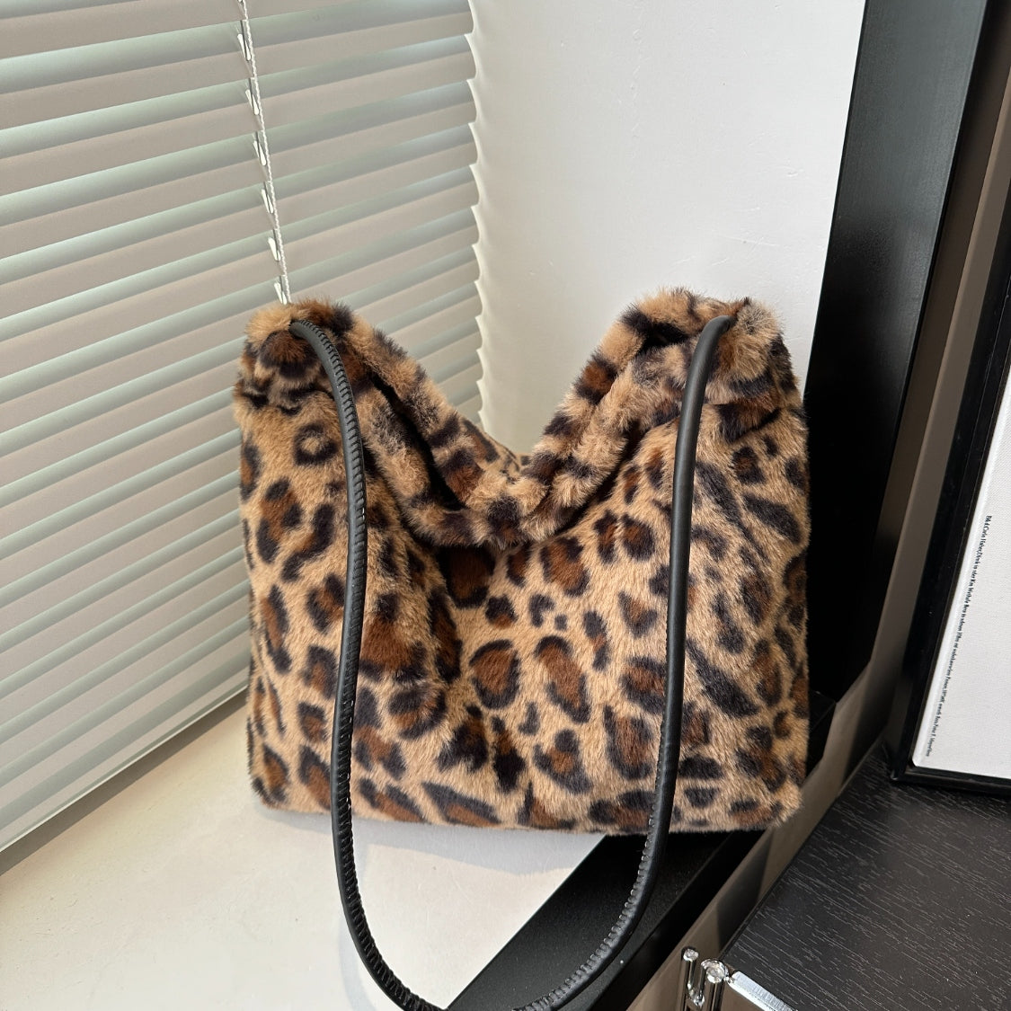 Chic Leopard Furry Shoulder Bag for Trendy Fashionistas